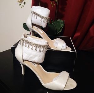 LIKE NEW😃Nina Vera Rhinestone Ankle Strap Lustersatin Sandals (Ivory)